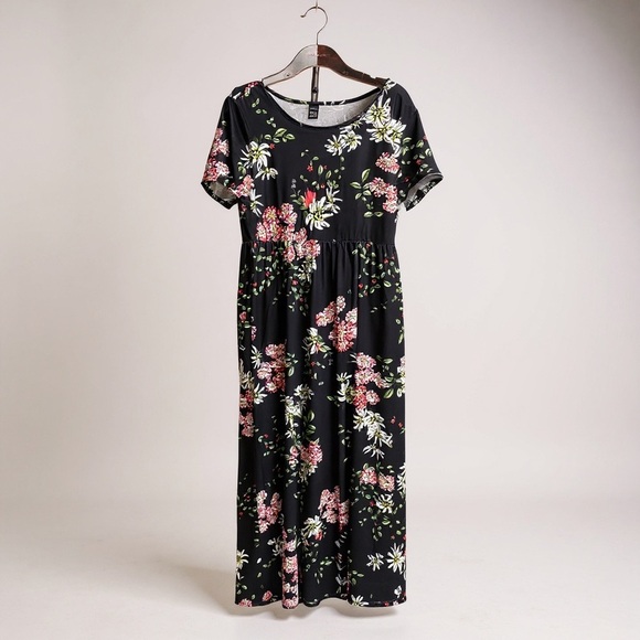 Ellies Boutique Dresses & Skirts - NWOT Floral Black Maxi Dress